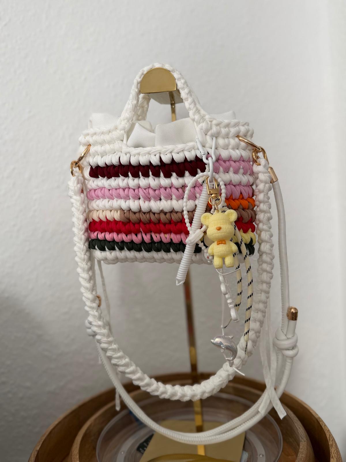 Weiße Duduhook Tasche mit bunten Streifen und Teddy-Anhänger